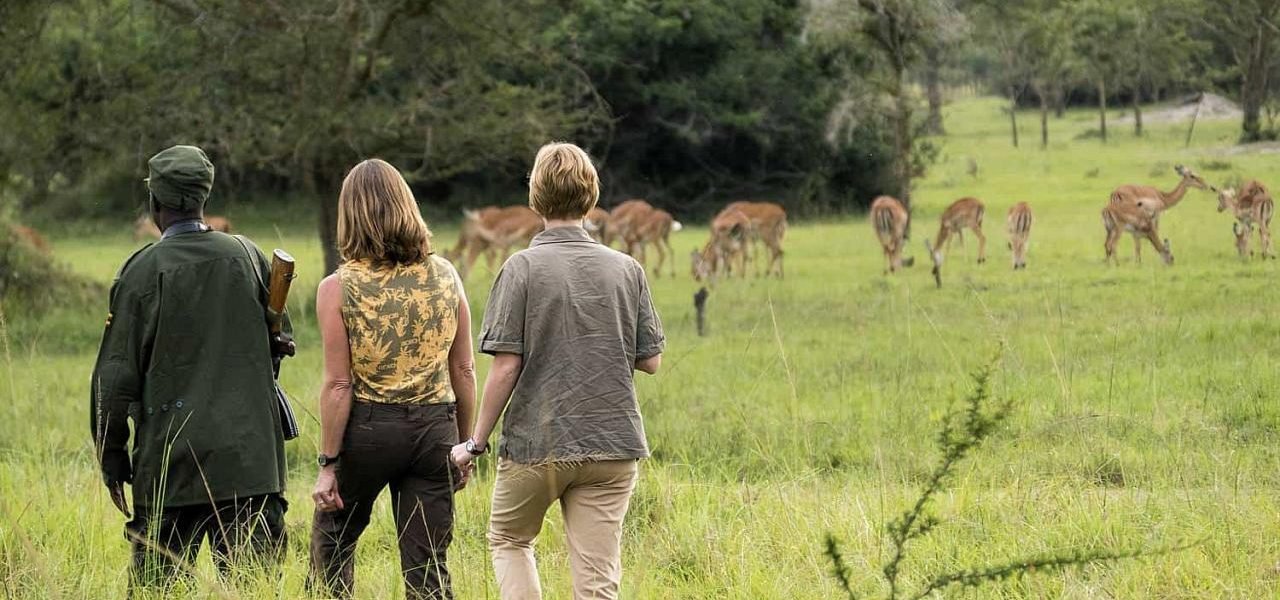 WalkingsafariinLakeMburoNPx